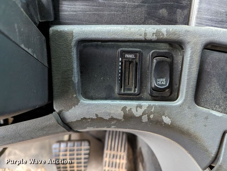 image for item MN9946 2005 Freightliner Columbia  semi truck