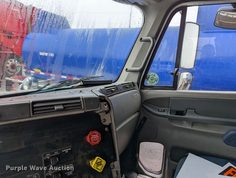 image for item MN9946 2005 Freightliner Columbia  semi truck