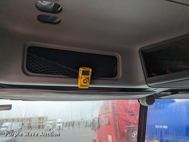 image for item MN9946 2005 Freightliner Columbia  semi truck