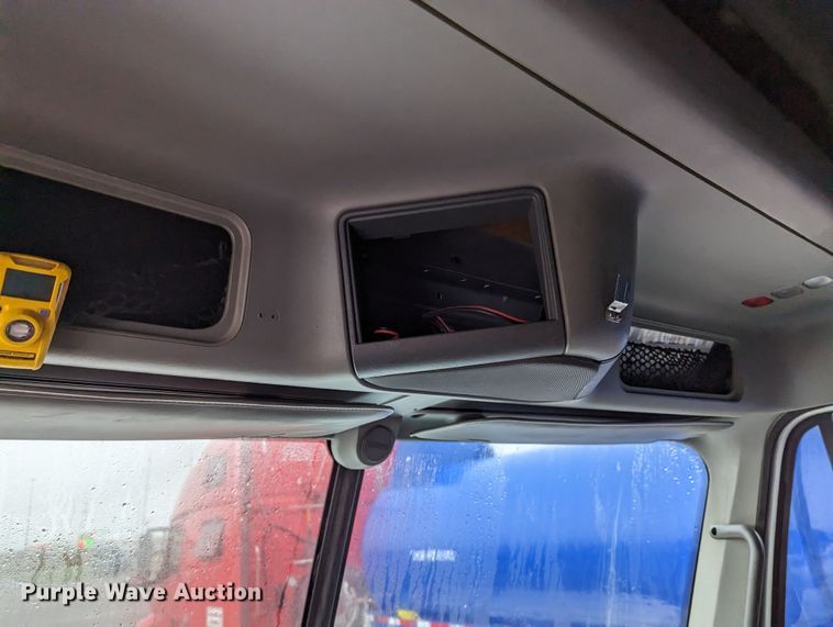 image for item MN9946 2005 Freightliner Columbia  semi truck