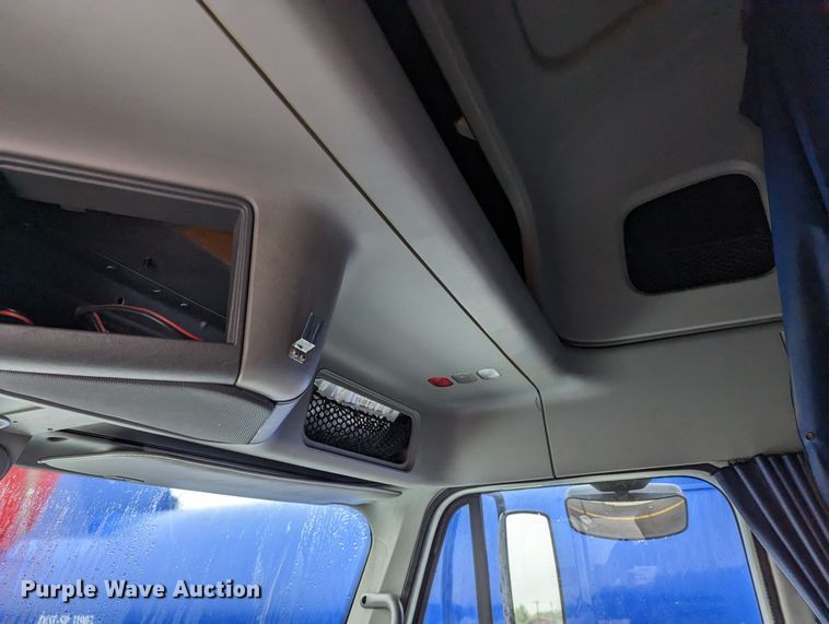 image for item MN9946 2005 Freightliner Columbia  semi truck