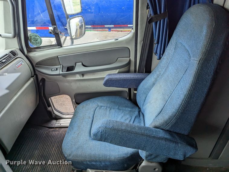 image for item MN9946 2005 Freightliner Columbia  semi truck