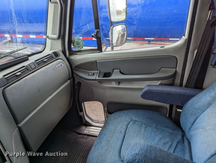 image for item MN9946 2005 Freightliner Columbia  semi truck