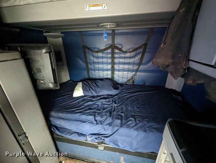 image for item MN9946 2005 Freightliner Columbia  semi truck