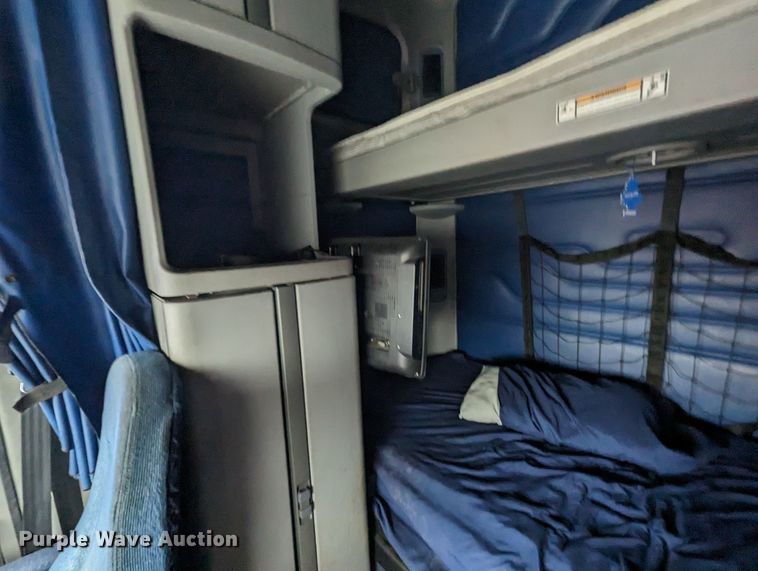 image for item MN9946 2005 Freightliner Columbia  semi truck