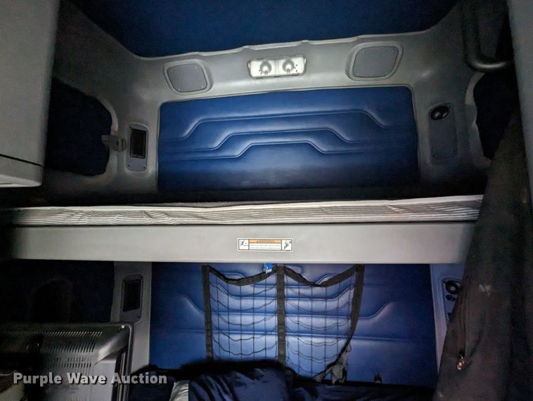 image for item MN9946 2005 Freightliner Columbia  semi truck