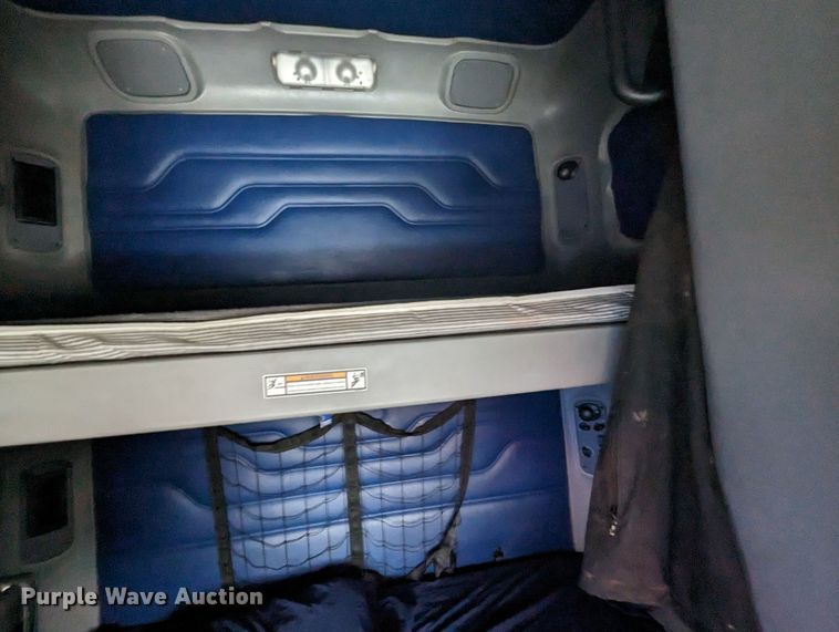 image for item MN9946 2005 Freightliner Columbia  semi truck