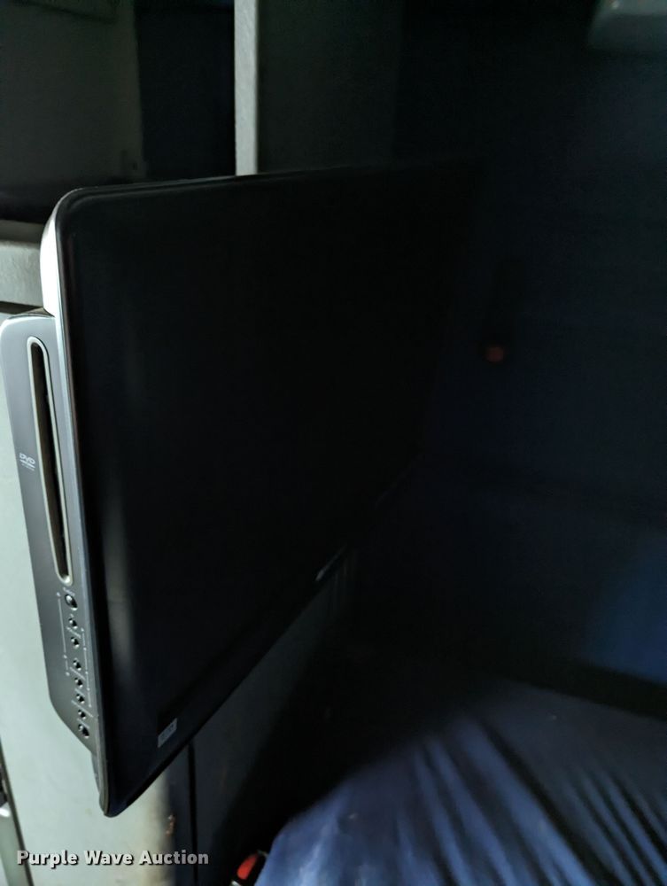 image for item MN9946 2005 Freightliner Columbia  semi truck