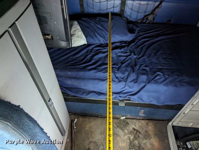 image for item MN9946 2005 Freightliner Columbia  semi truck