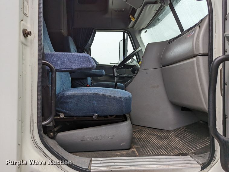 image for item MN9946 2005 Freightliner Columbia  semi truck