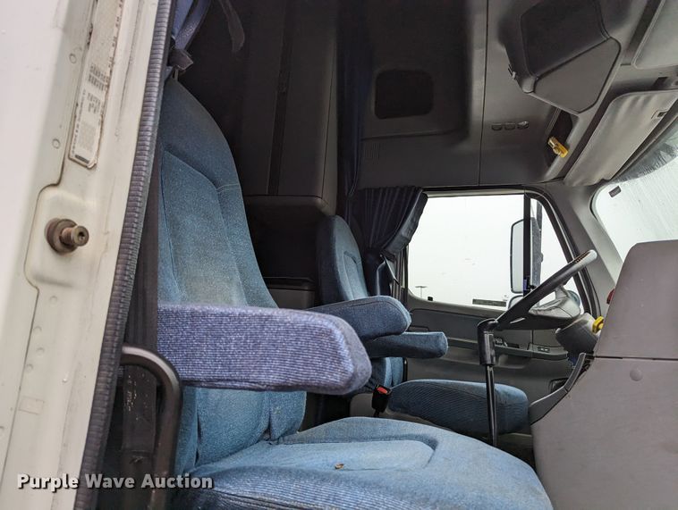 image for item MN9946 2005 Freightliner Columbia  semi truck