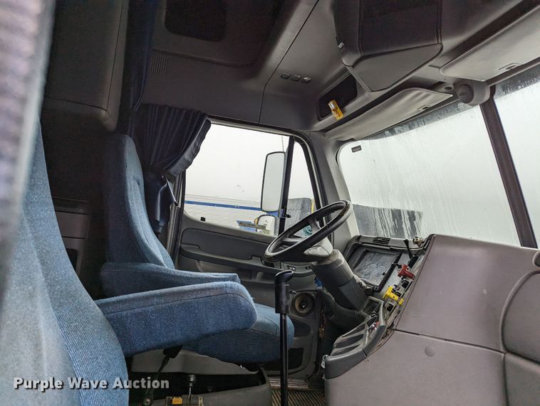 image for item MN9946 2005 Freightliner Columbia  semi truck