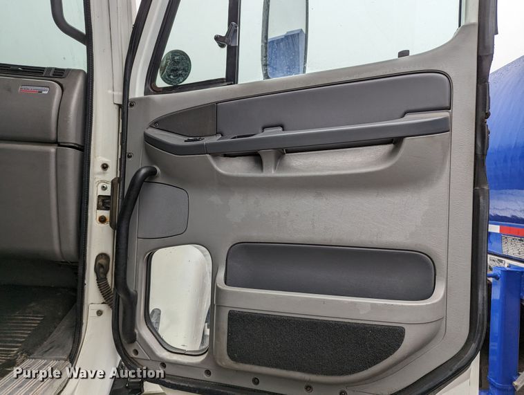 image for item MN9946 2005 Freightliner Columbia  semi truck