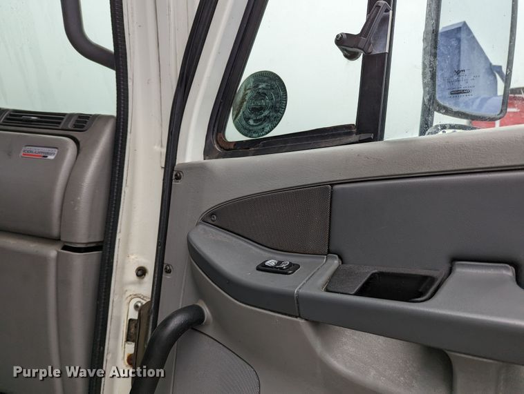 image for item MN9946 2005 Freightliner Columbia  semi truck