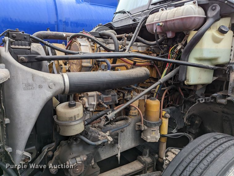 image for item MN9946 2005 Freightliner Columbia  semi truck