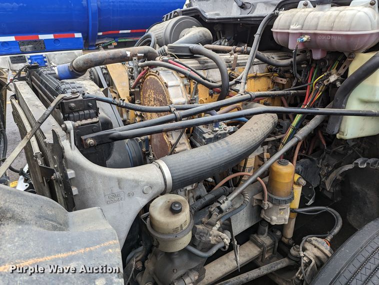 image for item MN9946 2005 Freightliner Columbia  semi truck