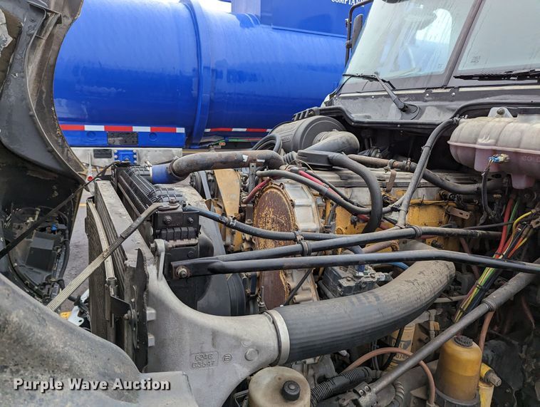 image for item MN9946 2005 Freightliner Columbia  semi truck