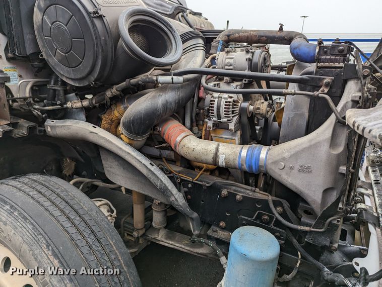 image for item MN9946 2005 Freightliner Columbia  semi truck