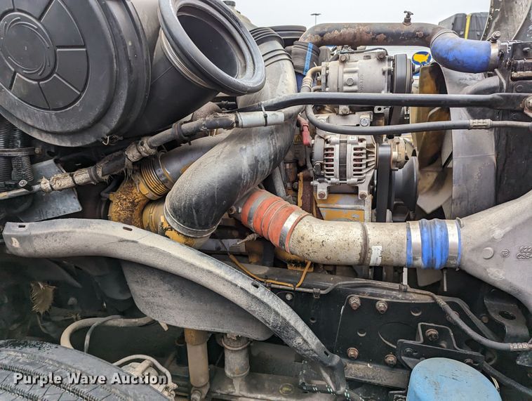 image for item MN9946 2005 Freightliner Columbia  semi truck