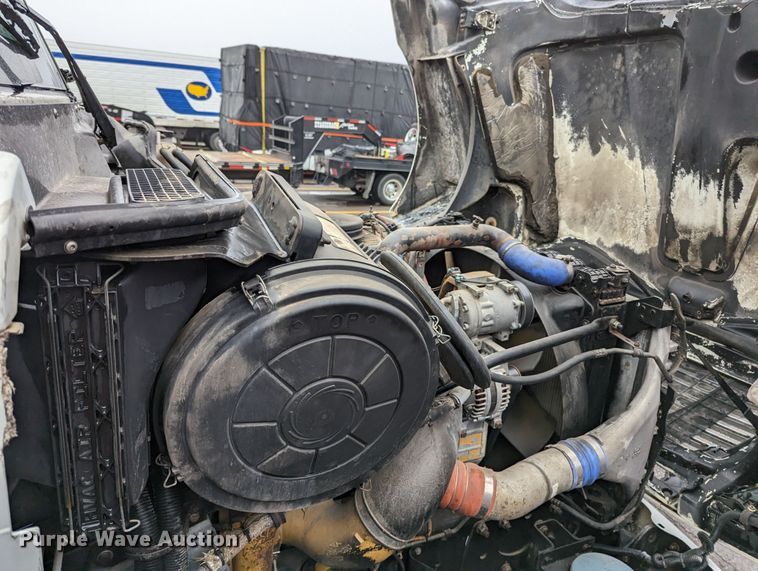 image for item MN9946 2005 Freightliner Columbia  semi truck