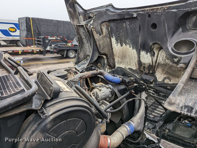 image for item MN9946 2005 Freightliner Columbia  semi truck