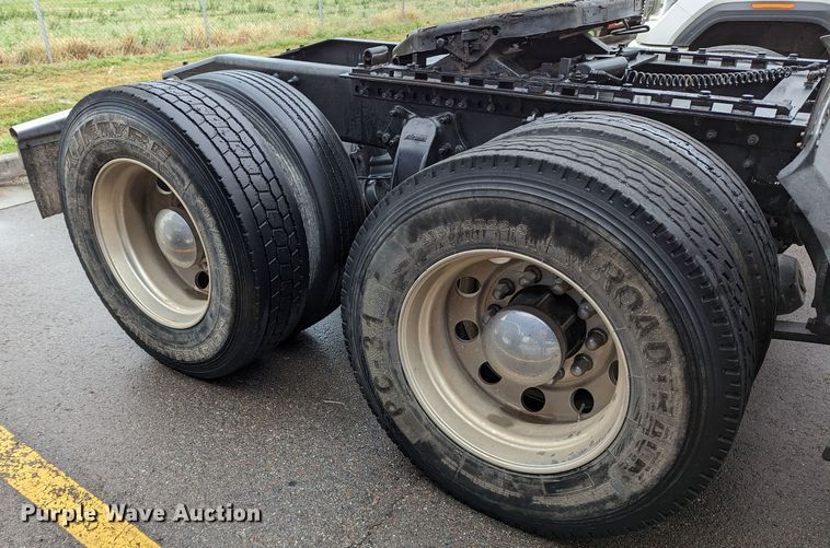 image for item MN9946 2005 Freightliner Columbia  semi truck