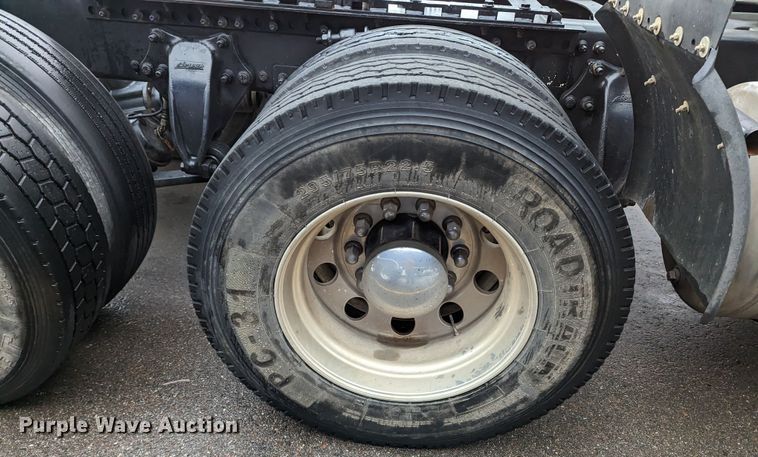 image for item MN9946 2005 Freightliner Columbia  semi truck