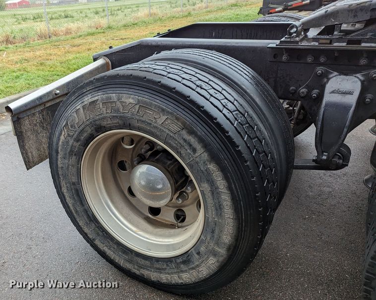 image for item MN9946 2005 Freightliner Columbia  semi truck