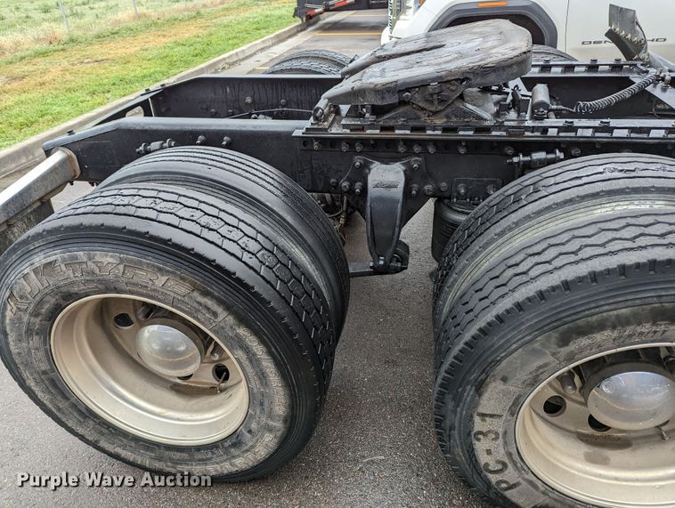 image for item MN9946 2005 Freightliner Columbia  semi truck