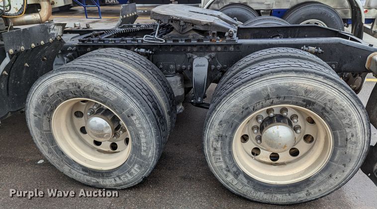 image for item MN9946 2005 Freightliner Columbia  semi truck