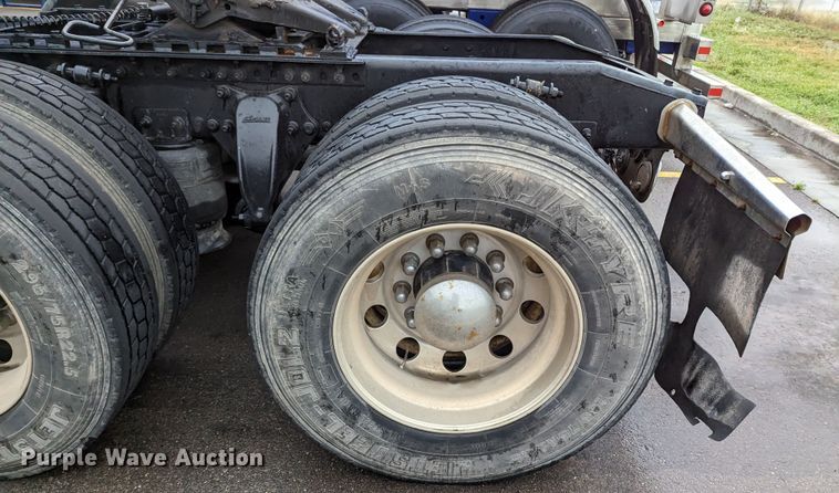 image for item MN9946 2005 Freightliner Columbia  semi truck