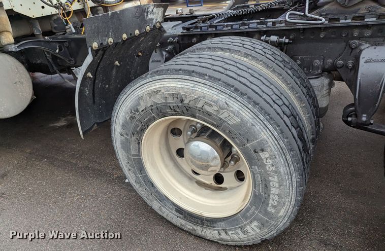 image for item MN9946 2005 Freightliner Columbia  semi truck