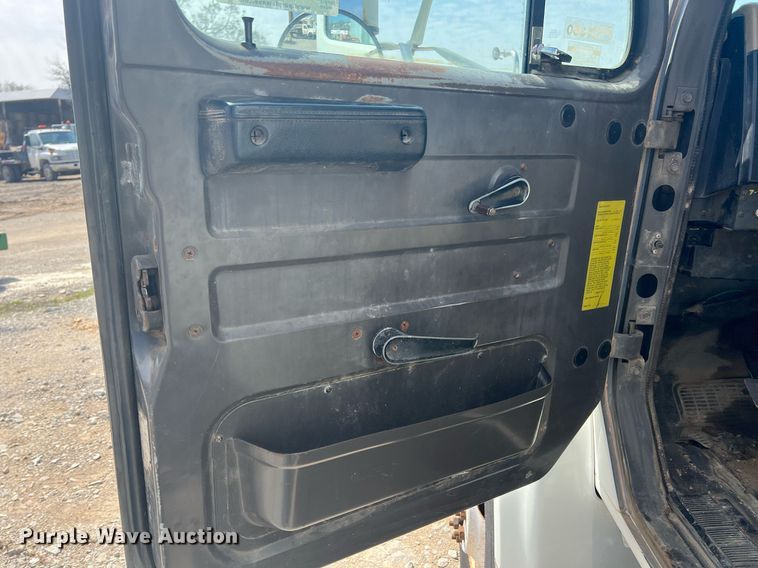 image for item MY9581 1994 International 4700  box truck