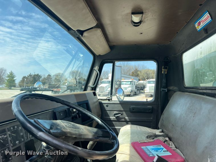 image for item MY9581 1994 International 4700  box truck