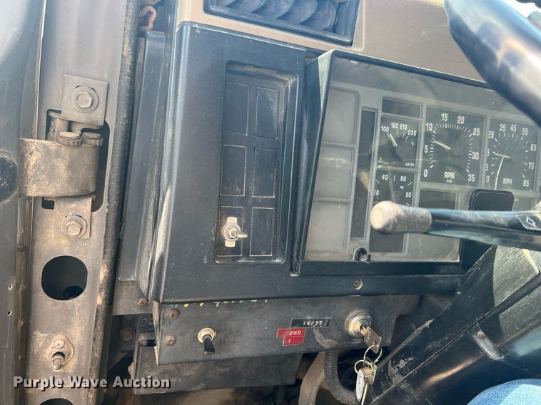 image for item MY9581 1994 International 4700  box truck