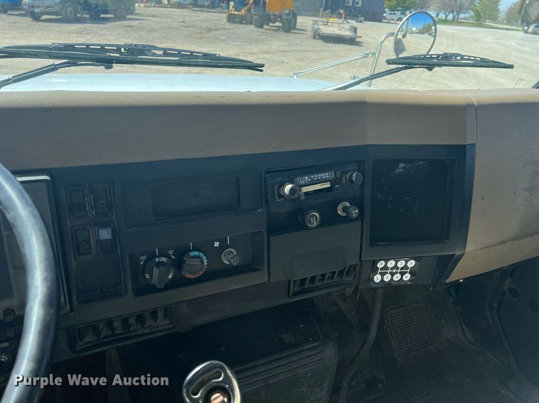 image for item MY9581 1994 International 4700  box truck