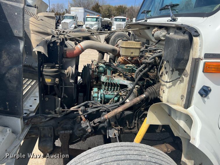 image for item MY9581 1994 International 4700  box truck