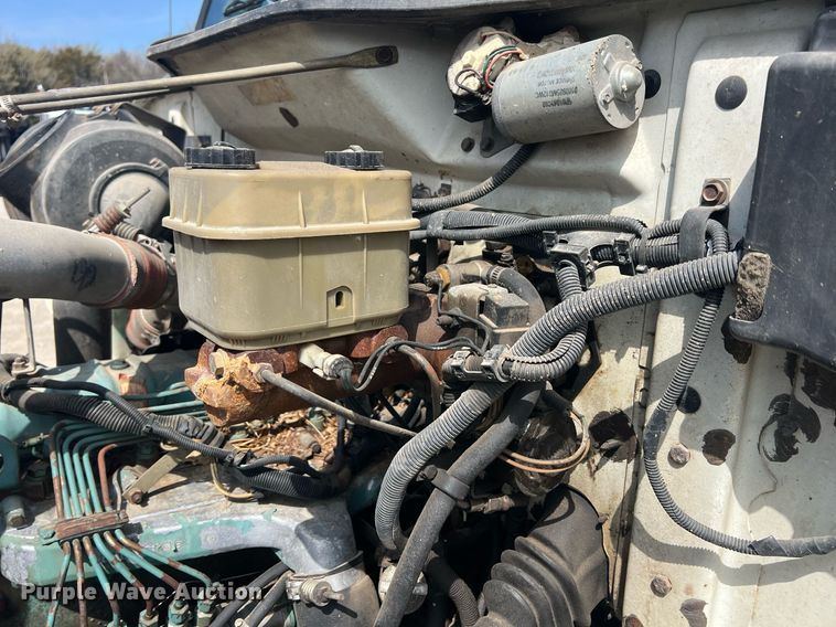 image for item MY9581 1994 International 4700  box truck