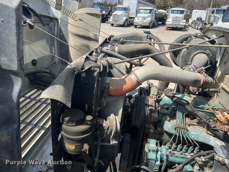 image for item MY9581 1994 International 4700  box truck