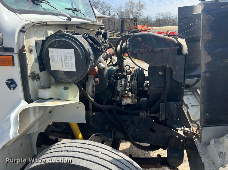 image for item MY9581 1994 International 4700  box truck