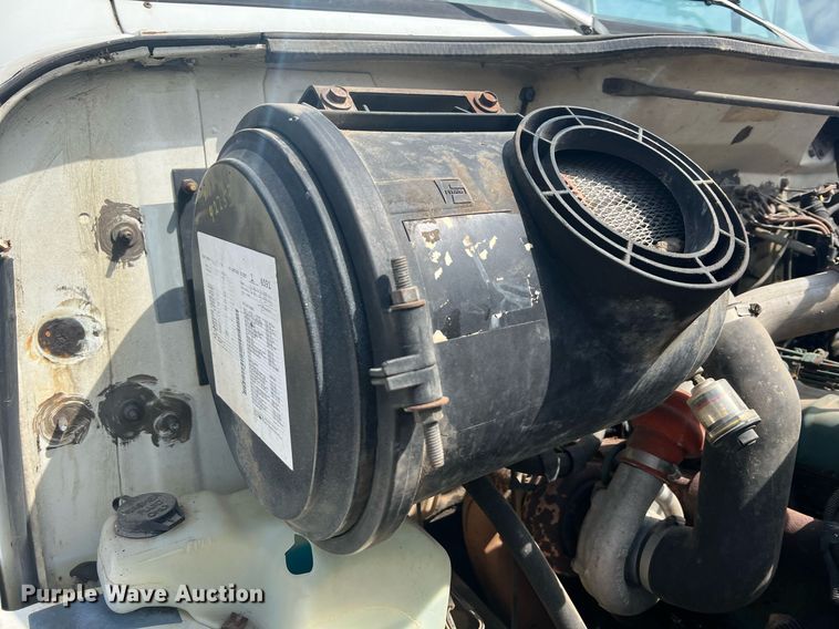 image for item MY9581 1994 International 4700  box truck