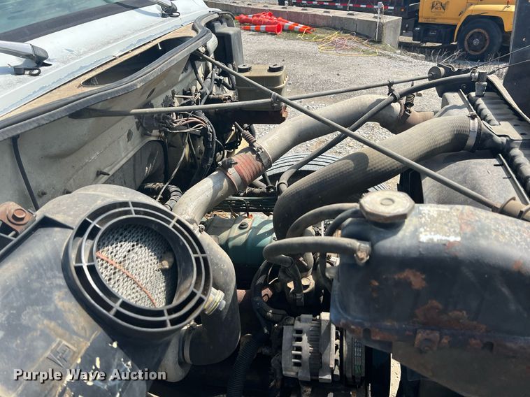 image for item MY9581 1994 International 4700  box truck