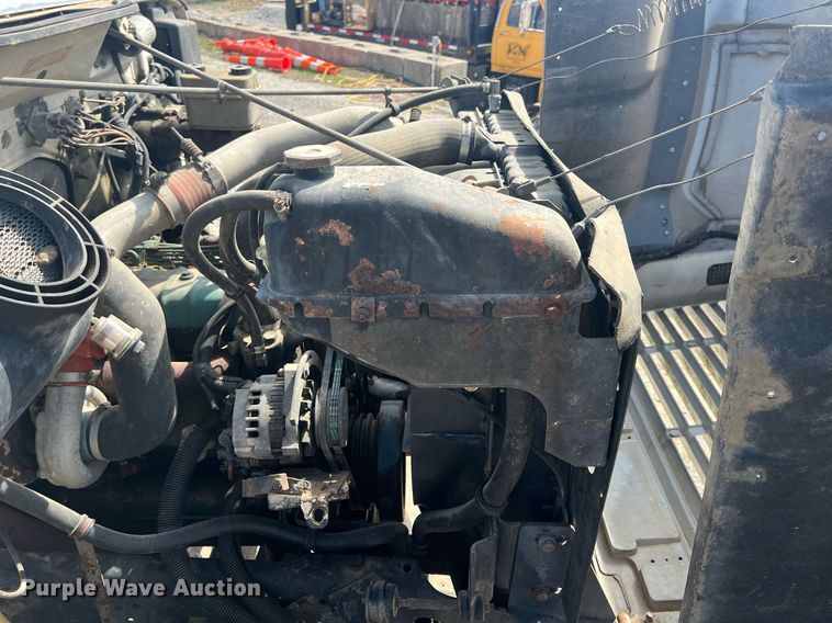 image for item MY9581 1994 International 4700  box truck