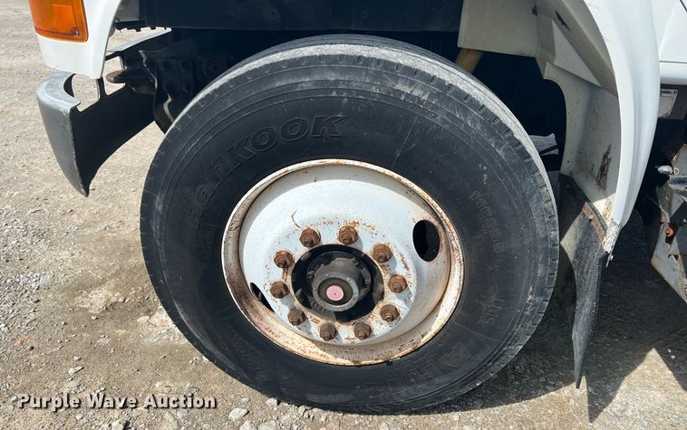 image for item MY9581 1994 International 4700  box truck