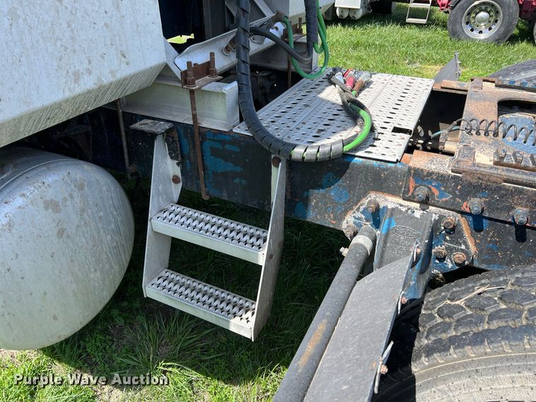 image for item MY9751 1997 Peterbilt 379  semi truck