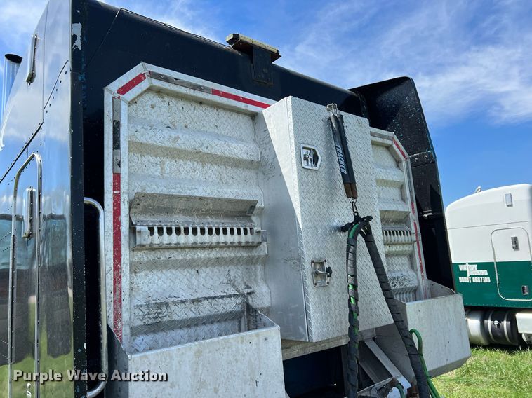 image for item MY9751 1997 Peterbilt 379  semi truck