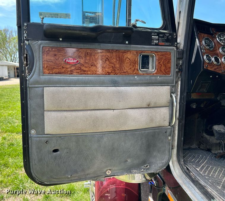 image for item MY9751 1997 Peterbilt 379  semi truck