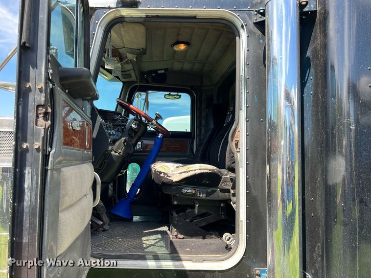 image for item MY9751 1997 Peterbilt 379  semi truck