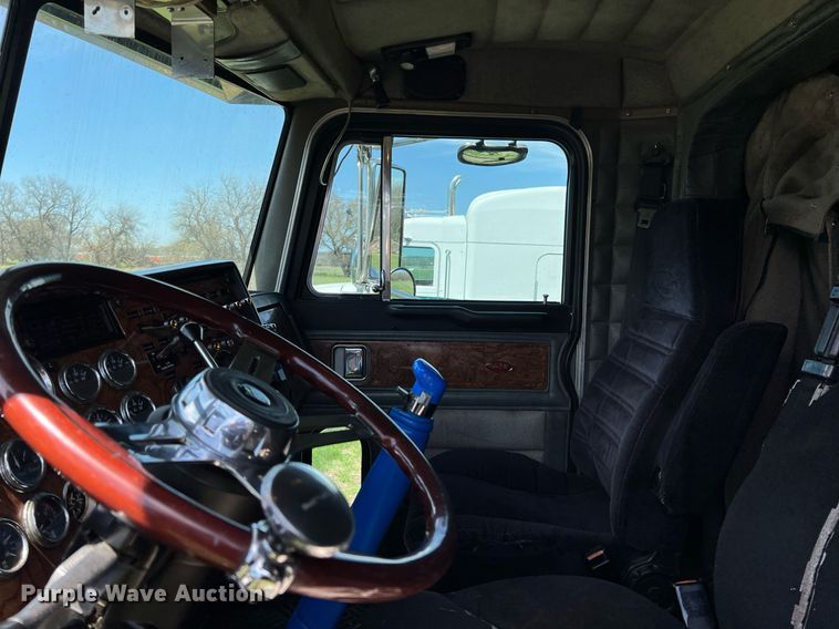 image for item MY9751 1997 Peterbilt 379  semi truck