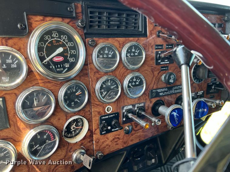 image for item MY9751 1997 Peterbilt 379  semi truck